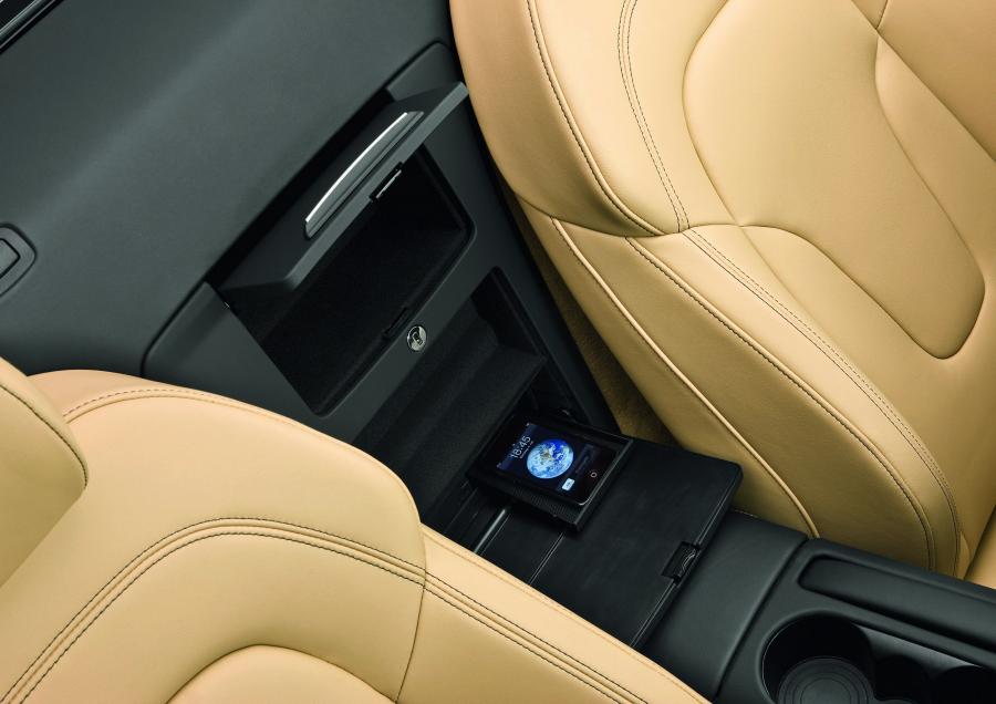 Детали интерьера Audi R8 Spyder 5.2 FSI Quattro 2010 года  (WW) (фото 21 из 79)